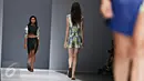 Sejumlah model berjalan diatas catwalk membawakan busana perancang Tex Saverio dalam Jakarta Fashion Week (JFW) 2016 di Senayan City, Jakarta, Sabtu (24/10/2015). Ini merupakan acara mode terbesar di Asia Tenggara. (Liputan6.com/Immanuel Antonius)