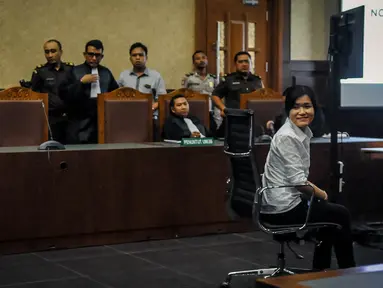 Terdakwa kasus kematian Wayan Mirna Salihin, Jessica Kumala Wongso mengikuti sidang dengan agenda lanjutan pembacaan nota pembelaan atau pledoi di Pengadilan Negeri Jakarta Pusat, Jakarta, Kamis (13/10). (Liputan6.com/Faizal Fanani)