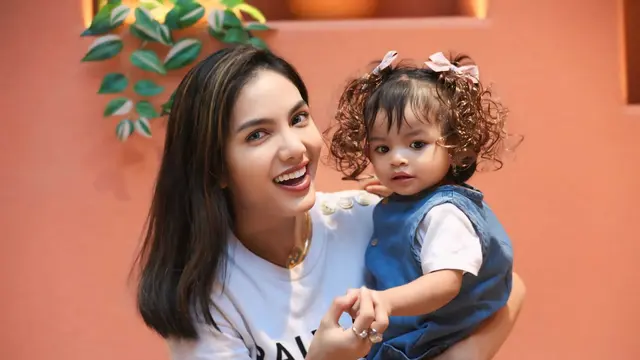 Baby Niken bersama anaknya, Brisia Saira Narayana. (Istimewa)