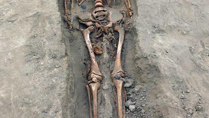 Gambar tak bertanggal memperlihatkan tulang belulang anak-anak yang ditemukan para arkeolog di Pampa La Cruz, sebuah kota pesisir Trujillo, Peru. Ditemukan sekitar 227 kerangka anak yang diduga menjadi korban ritual peradaban masa lampau tepatnya pada masa peradaban Chimu. (LUIS PUELL/ANDINA/AFP)
