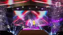 Penyanyi Armand Maulana (kanan) berduet dengan Afgan Syahreza pada hari kedua konser New Live Experience 2020 di Parkir Barat JIExpo Kemayoran, Jakarta, Minggu (30/8/2020). Dalam penampilannya, Armand dan Afgan membawakan beberapa lagu hits dari album terbaik mereka. (Liputan6.com/Faizal Fanani)