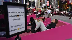 Sejumlah orang berjemur di Pedestrian Times Square, New York, AS, Selasa (2/5). Cuaca hangat di New York dimanfaatkan warga untuk berjemur. (AFP PHOTO / TIMOTHY A. CLARY)
