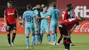 Para pemain Barcelona merayakan gol yang dicetak oleh Lionel Messi ke gawang Mallorca pada laga La Liga di Estadio de Son Moix, Minggu (14/6/2020). Barcelona menang dengan skor 4-0. (AP/Francisco Ubilla)