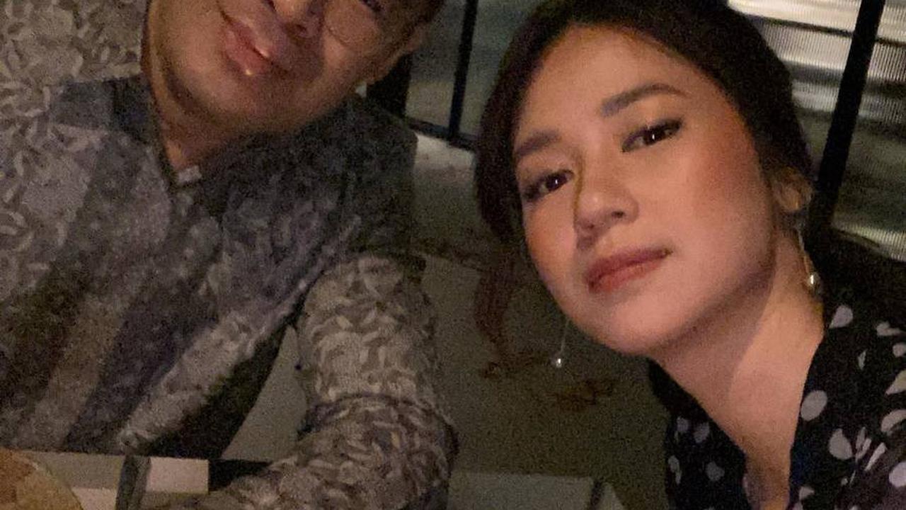 Leo, pebisnis sukses dengan usaha fashion dan kuliner, tak heran karena ia menyelesaikan pendidikan tinggi hingga jenjang Master di Amerika Serikat.