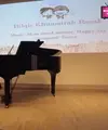 Bakat seni Bilqis mengalir dari sang bunda, Ayu Ting Ting. Tidak hanya jago nyanyi, anak penyanyi dangdut Ayu Ting Ting itu juga jago bermain piano. Pelantun lagu Sambalado itu bangga dengan prestasi dari putrinya. [Instagram/Qiss You TV]