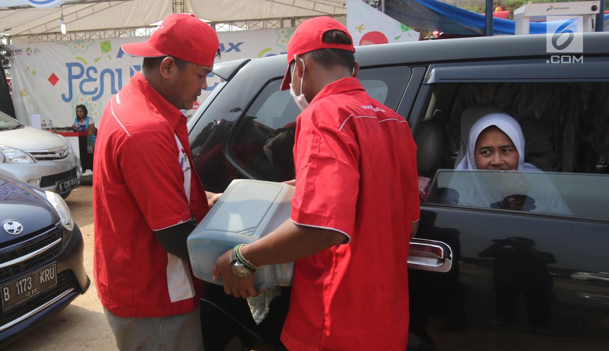 Petugas melakukan pengisian BBM untuk kendaraan pemudik di Rest Area KM 344 Tol Fungsional Pemalang-Batang, Jawa Tengah, Senin (11/6). Selama arus mudik Lebaran 2018, PT Pertamina menyediakan kios BBM. (Liputan6.com/Arya Manggala)