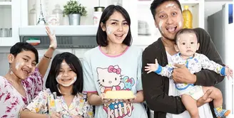 Pada lebaran tahun ini, Arie Untung dan Fenita Arie akan merayakan di kampung halaman. Menurut Fenita, lebaran di Jakarta akan sepi. Pasangan ini lebih memilih lebaran di kampung bersama keluarga besarnya.(Instagram/fenitarie)