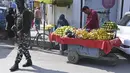 Seorang polisi paramiliter India berjaga di Srinagar setelah tersangka militan menembak mati lima tentara di Srinagar (12/10/2021). Bentrokan di Kashmir bagian India dekat perbatasan dengan Pakistan. (AFP/Tauseef Mustafa)