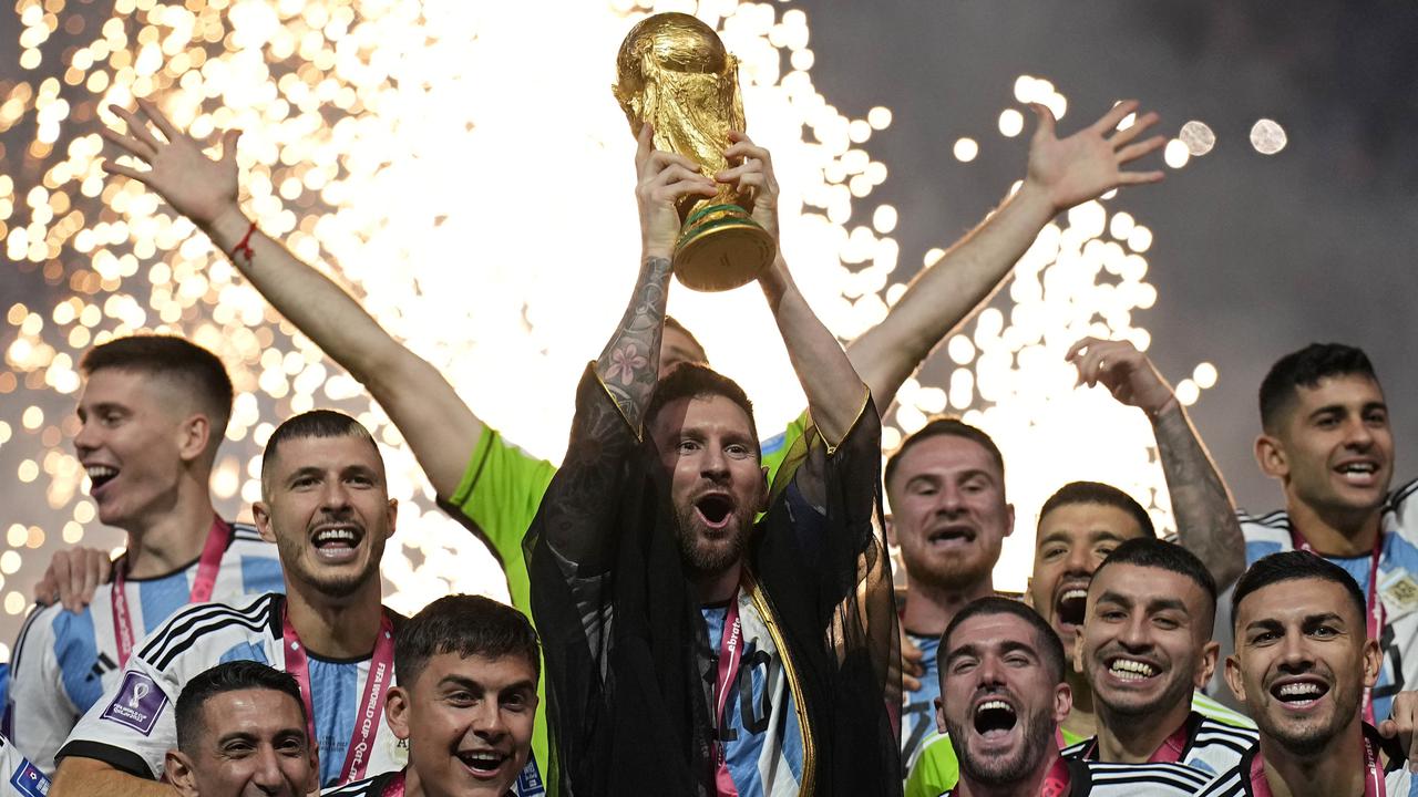 Lionel Messi mengangkat Trofi Piala Dunia 2022