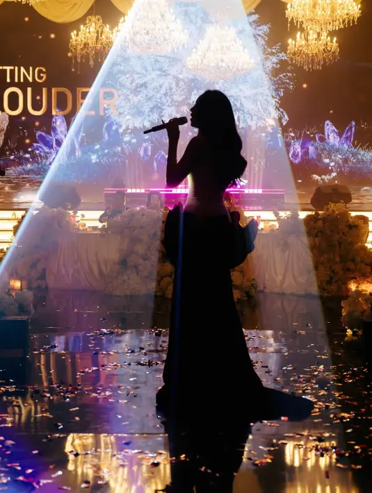 Lyodra pun tampil memukau serasi dengan dekorasi acara yang dipenuhi bunga. [@lyodraofficial]