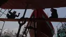 Pekerja memperbaiki bagian lambung kapal ikan di Unit Docking Kapal Perikanan kawasan Muara Angke, Jakarta, Senin (9/11/2015). Perawatan tersebut dilakukan setiap 6 bulan untuk menjamin keamanan dan keselamatan para nelayan (Liputan6.com/Angga Yuniar)