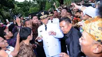 Gubernur DKI Jakarta. Anies Baswedan dikawal ketat saat akan masuk Balai Kota, Senin (16/10). Ribuan warga menyambut kedatangan Anies Baswedan dan Sandiaga Uno usai dilantik sebagai Gubernur dan Wakil Gubernur. (Liputan6.com/Helmi Fithriansyah)