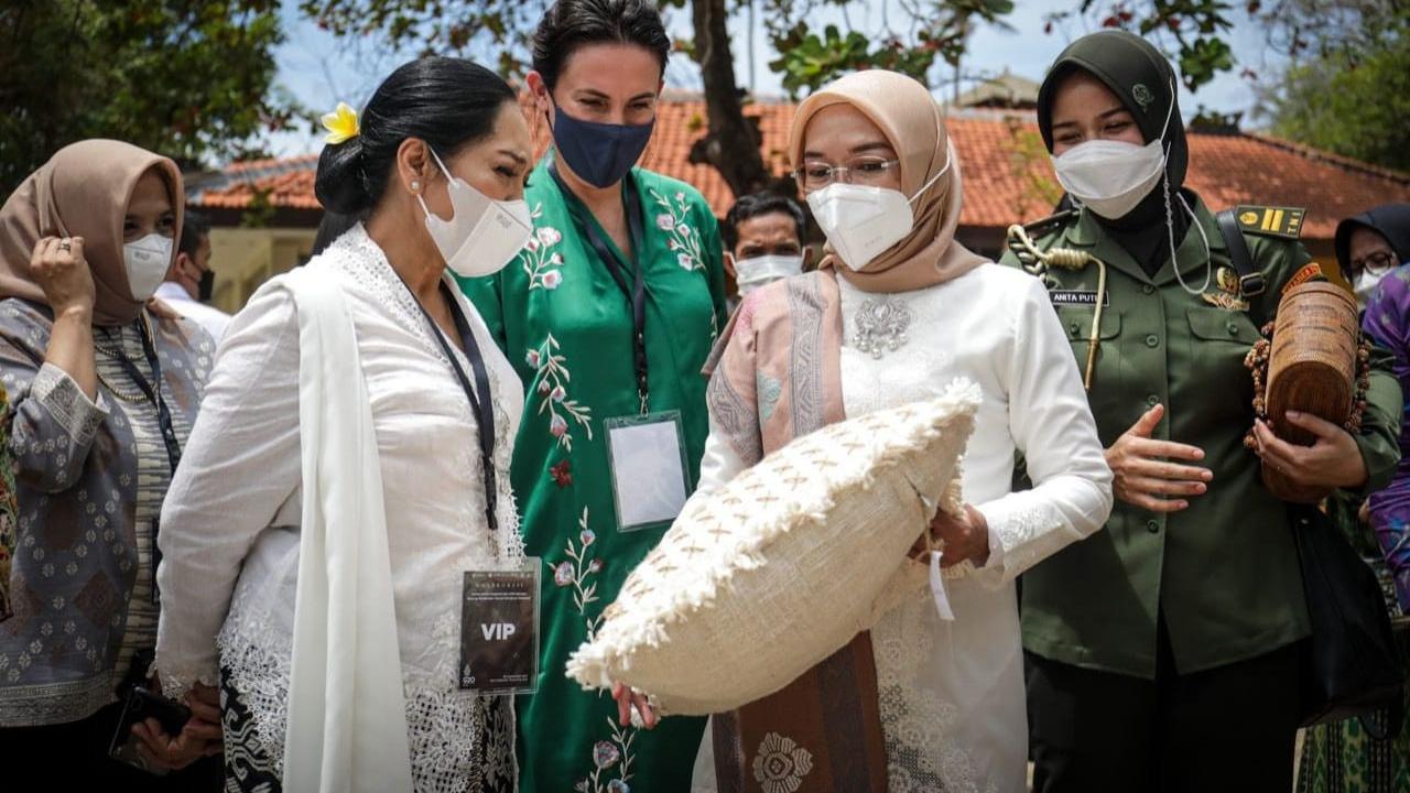 Ketua Umum Dekranas Wury Ma’ruf Amin dan Menteri Koperasi dan UKM membuka Cerita Kriya bertajuk "Perajin Berdaya, Indonesia Bangkit" di Gedung Art Bali, Bali Collection, Nusa Dua, Kamis (8/9/2022). (Humas Kemenkop UKM)