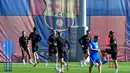 Para pemain Barcelona melakukan pemanasan selama sesi latihan di Barcelona, Spanyol (1/11/2021). Barcelona akan bertanding melawan Dynamo Kiev pada Grup E Liga Champions di Stadion Olimpiade Kiev. (AFP/Pau Barrena)