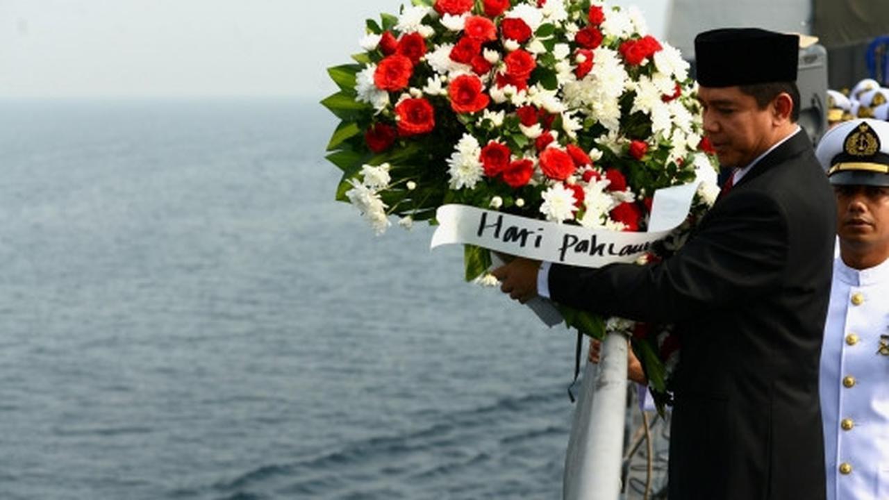 Tabur bunga peringati Hari Pahlawan di Teluk Jakarta
