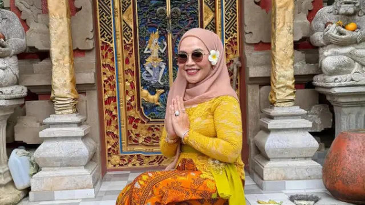 Gaya Umi Kalsum Ibunda Ayu Ting Ting saat Liburan di Bali, Model Sandal Jepitnya Curi Perhatian