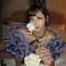 Lisa BLACKPINK Pose di Kasur Sambil Pegang Mawar, Tampil Elegan
