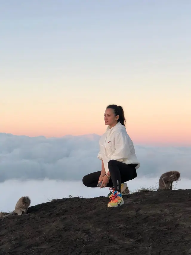 Pengalaman Baru, Ini 7 Momen Seru Ririn Ekawati dan Ibnu Jamil Mendaki Gunung Batur