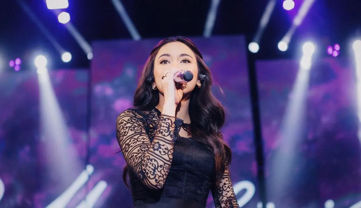 Salah satu warna outfit  yang cocok dikenakan penyanyi muda, Mahalini adalah hitam.  [Instagram @mahaliniraharja]