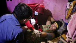 Petugas Puskesmas Gembor memeriksa kesehatan ODGJ sebelum melakukan vaksinasi Covid-19 dengan mendatangi langsung dari rumah kerumah di kecamatan Priuk, Kota Tangerang, Selasa (8/6/2021). Vaksinasi diberikan untuk memberikan kekebalan tubuh agar terhindar dari Covid-19. (Liputan6.com/Angga Yuniar)