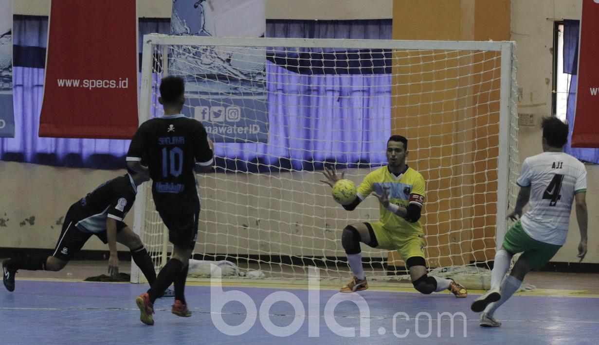 Kiper BJL 2000 Shiba, Albagir, berusaha menghalau bola untuk mengamankan gawangnya. Sebelum penalti skor BJL 2000 Shiba vs Vamos Mataram adalah 2-2. (Bola.com/M Iqbal Ichsan)