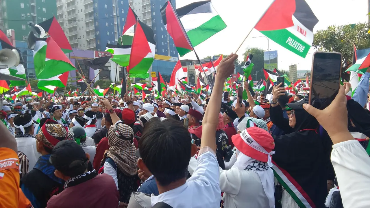 Lautan massa aksi bela palestina di CFD Bekasi. (Liputan6.com/Bam Sinulingga)