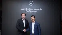 Roelof Lamberts President Director PT Mercedes-Benz Distribution Indonesia menyambut penerusnya Choi Duk Jun