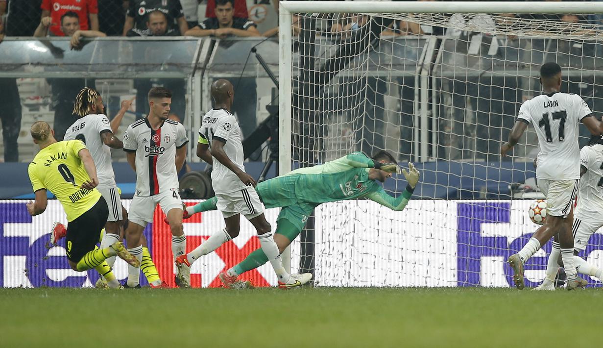 Gol Haaland barulah terjadi di menit injury time babak pertama saat Dortmund sudah unggul satu angka dari Jude Bellingham. Penyerang Norwegia tersebut sukses mengkonversi umpan Bellingham untuk mencatatkan namanya di papan skor. (Foto: AP Photo)
