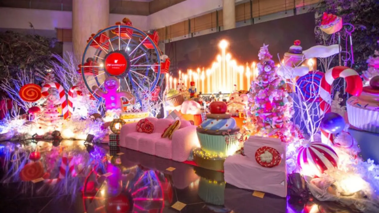 Merayakan Natal dan Tahun Baru Bertema Candy Wonderland di Surabaya