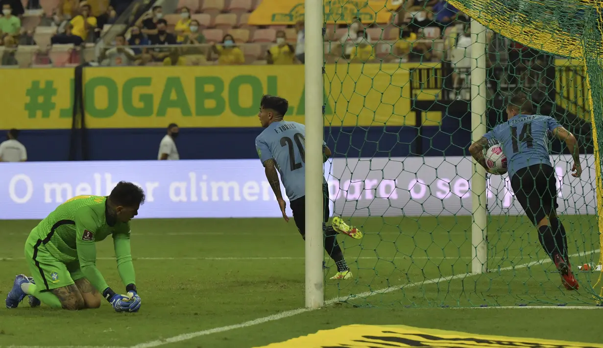 Uruguay akhirnya mampu memperkecil kedudukan menjadi 1-3 pada menit ke-77. Eksekusi tendangan bebas Luis Suarez (tidak nampak) bersarang di pojok kanan gawang Ederson setelah melewati sela-sela pagar hidup para pemain Brasil. (AFP/Nelson Almeida)