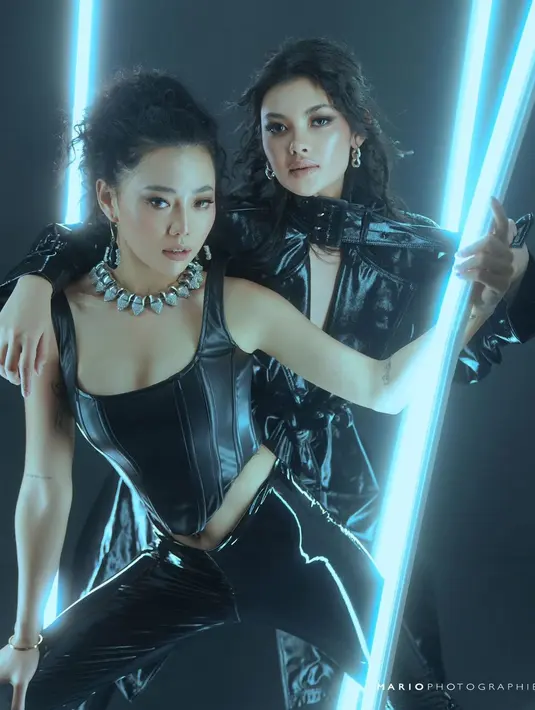 Ditambah dengan makeup smokey eyes Wendy Walters yang tak terlalu mencolok. Riasan wajahnya masih terlihat natural dengan highlight pada beberapa fitur wajah terbaiknya, seperti mata dan hidung. Foto: Instagram.