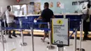 Nasabah melakukan transaksi perbankan di KCU Bank Mandiri Bintaro, Tangerang Selatan, Banten, Jumat (26/2/2021). Syarat 3 T yang ditetapkan LPS yakni Tercatat, Tingkat bunga simpanan tidak lebihi bunga penjaminan LPS, dan Tidak menyebabkan bank menjadi bank gagal. (Liputan6.com/Angga Yuniar)