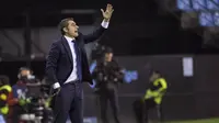 Pelatih Barcelona, Ernesto Valverde, memberi arahan kepada anak asuhnya saat melawan Celta Vigo pada laga La Liga di Stadion Balaidos, Rabu (18/4/2018). Celta Vigo bermain imbang 2-2 dengan Barcelona. (AP/Lalo R. Villar)