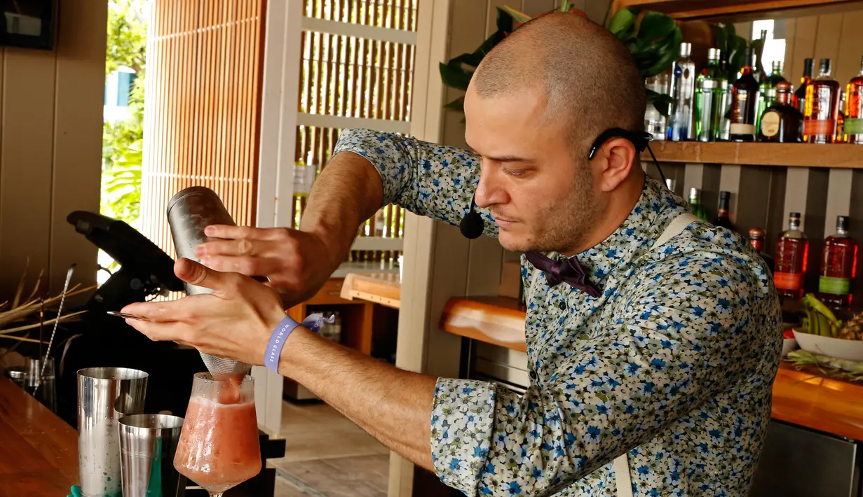 Samet Ali dari Bar Sofia Bulgaria mencoba meracik minuman saat mengikuti Kompetisi Bartender Dunia Diageo di Miami Beach, Florida, AS, Selasa (27/9). (REUTERS/ Joe Skipper)
