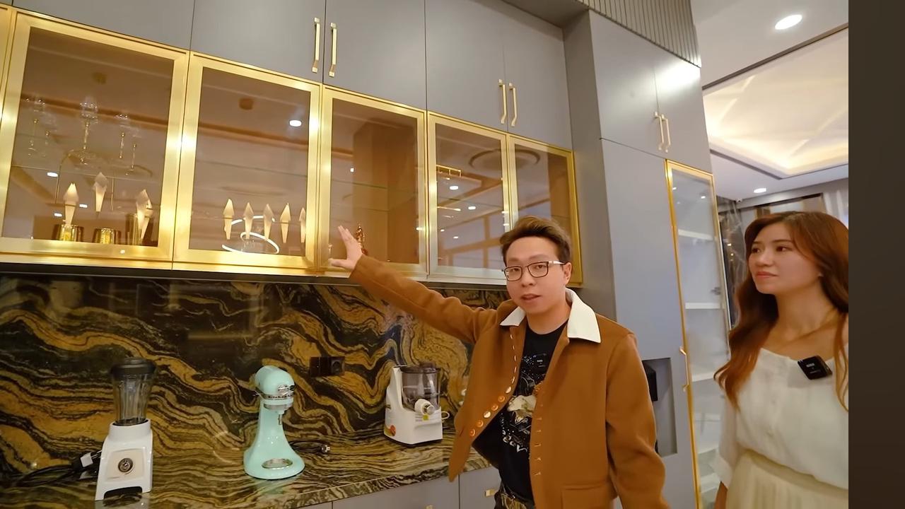 5 Potret Dapur Super Mewah Rumah Dokter Richard Lee, Serba Emas & Ada Kulkas Canggih Termahal di Indonesia