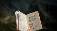 Paspor Dibungkus Aluminium Foil Jadi Tren di Bandara, Ternyata Ini Alasannya