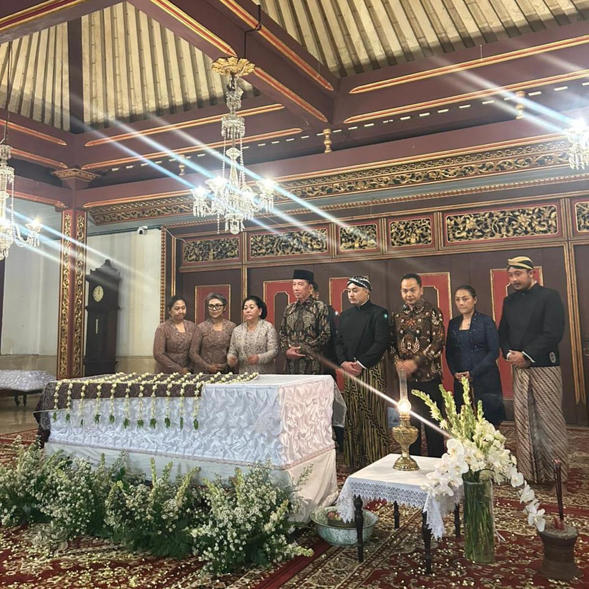 Jokowi Melayat Paku Buwono XIII