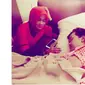 Julia Perez selalu ditemani sang ibu di rumah sakit (Foto: Instagram)