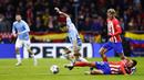 Pemain Atletico Madrid, Nahuel Molina, berusaha merebut bola dari pemain Lazio, Mattia Zaccagni, pada laga grup E Liga Champions di Stadion Metropolitano, Madrid, Kamis (14/12/2023). (AP Photo/Pablo Garcia)