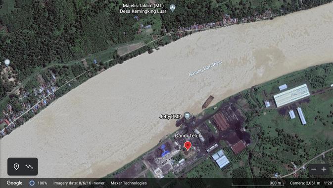 Foto udara Google Earth menampakan kondisi Candi Teluk I terjepit industri ekstraktif. (/Google Earth)