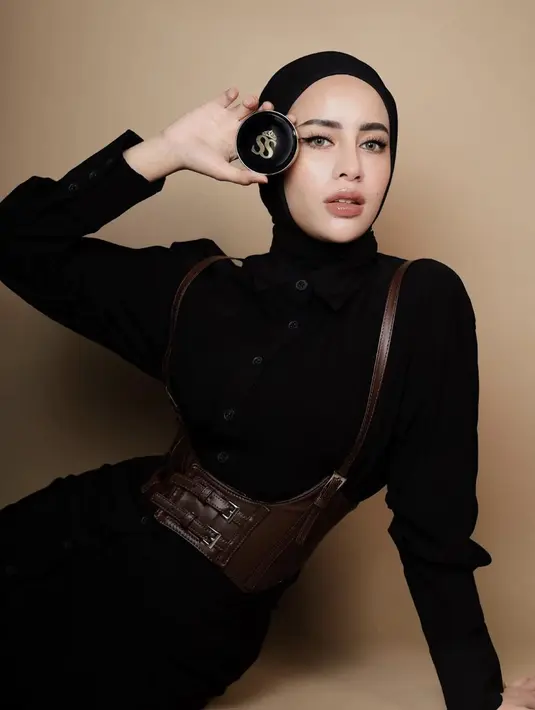 Permainan finishing kompleksi juga memegang peran penting pada tampilan. Ia memilih aksen kompleksi dewy yang memberikan tampilan kulit tampak segar dan sehat. [Foto: Instagram/ Aghnia]