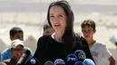 Gugatan cerai angelina Jolie tak diikuti tuntutan lainnya, termasuk tanggung jawab keuangan. Jolie hanya meminta hak asuh anak jatuh kepadanya, meski Brad Pitt masih tetap boleh mengurus anak-anaknya setelah bercerai nanti. (AFP/Bintang.com)