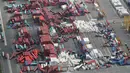 Sejumlah kontainer bergelimpangan usai dihantam topan Jebi yang melanda Osaka, Jepang, Rabu (5/9). (JIJI PRESS/AFP)