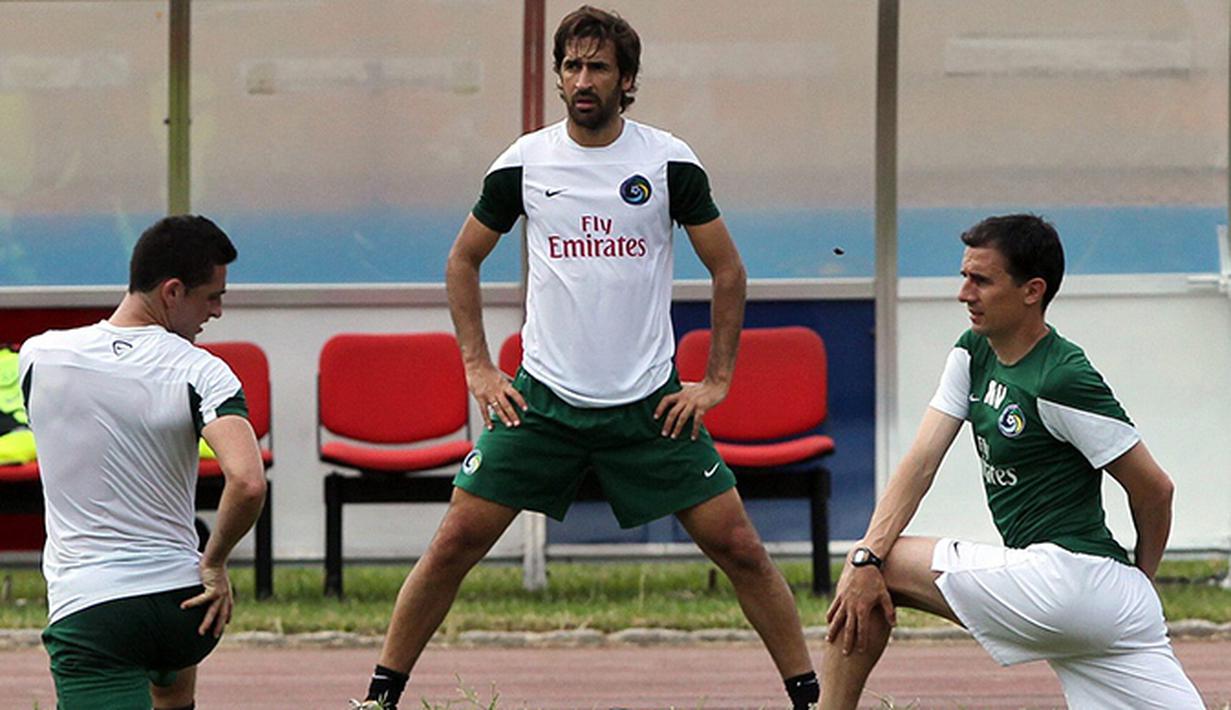 Raul Gonzales melakukan pemanasan sebelum laga persahabatan New York Cosmos melawan timnas Kuba. n(EPA/Alejandro Ernesto)