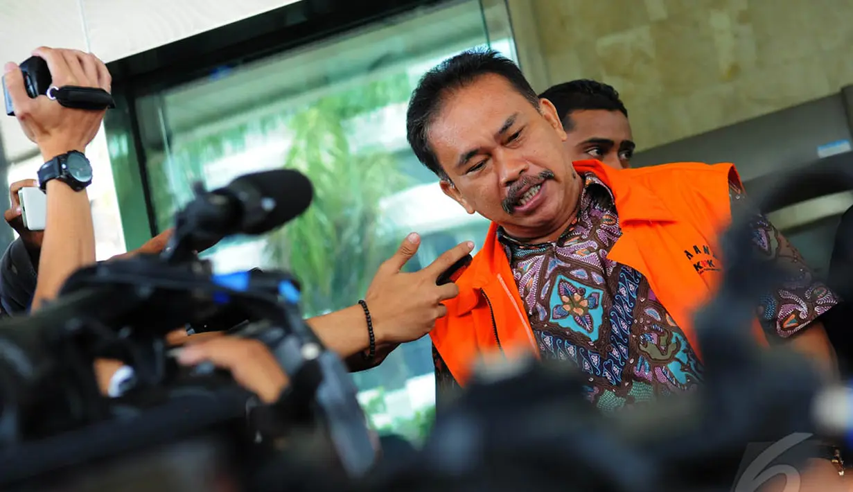 Tersangka Raja Bonaran Situmeang saat menjawab pertanyaan wartawan usai diperiksa KPK, Jakarta, Selasa (30/12/2014). (Liputan6.com/Faisal R Syam)