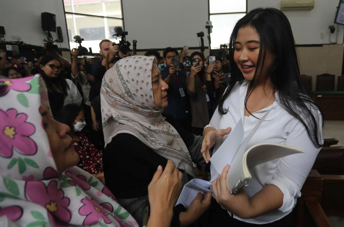 FOTO: Laras Faizati Bebas Bersyarat Usai Sidang Vonis Penghasutan