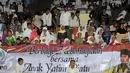 Sejumlah anak mengikuti acara buka puasa bersama AMPG dan fungsionaris Partai Golkar di Istora Senayan Jakarta, Sabtu (18/6). Acara dihadiri Ketua Umum Partai Golkar, Setya Novanto. (Liputan6.com/Helmi Fithriansyah)