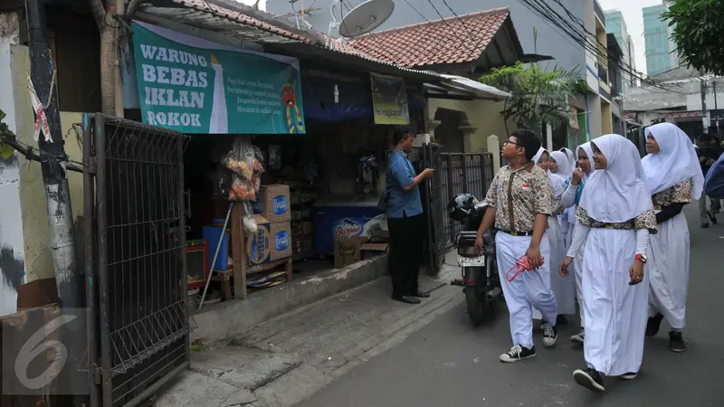 20151105-Aksi Siswa SMP Tolak Iklan Rokok di Warung-Jakarta