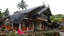 Penginapan rusak akibat dihantam gelombang Tsunami Anyer di pesisir Pantai Carita, Banten, Minggu (23/12). Tsunami yang menerjang wilayah Selat Sunda mengakibatkan ratusan rumah dan penginapan rusak berat. (Liputan6.com/Angga Yuniar)