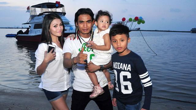 Paranormal Istri Charly Van Houten Bawa Keberuntungan Showbiz Liputan6 Com Itu yg cewek backing vokal'a regina istri charly ya??? paranormal istri charly van houten